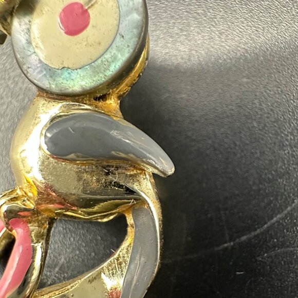 Vintage Brooch Pin 1940s Toucan Bird On Ring Gray Pink Kitschy Dress Enamel - Picture 6 of 8
